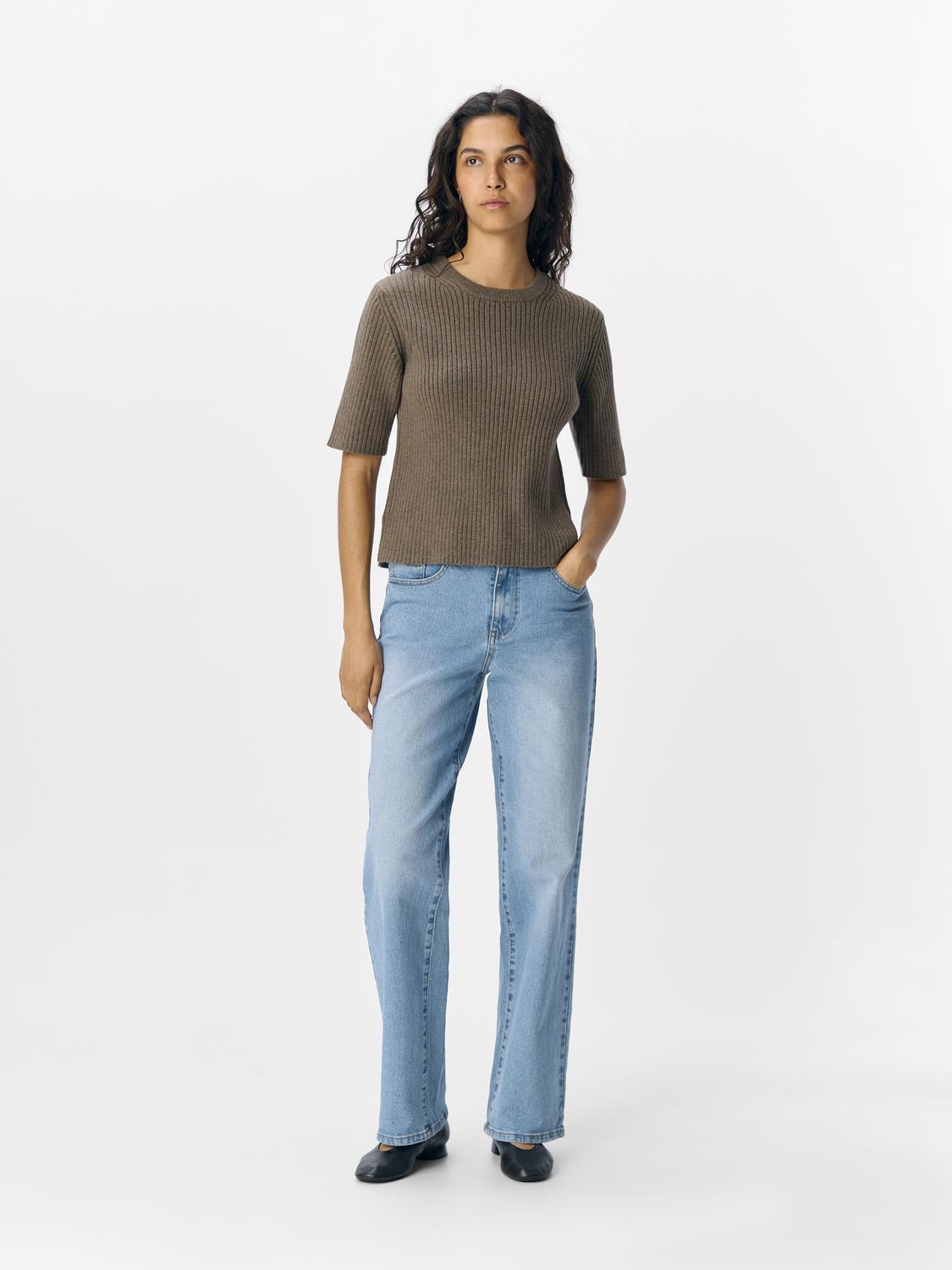 model_shot-front_full